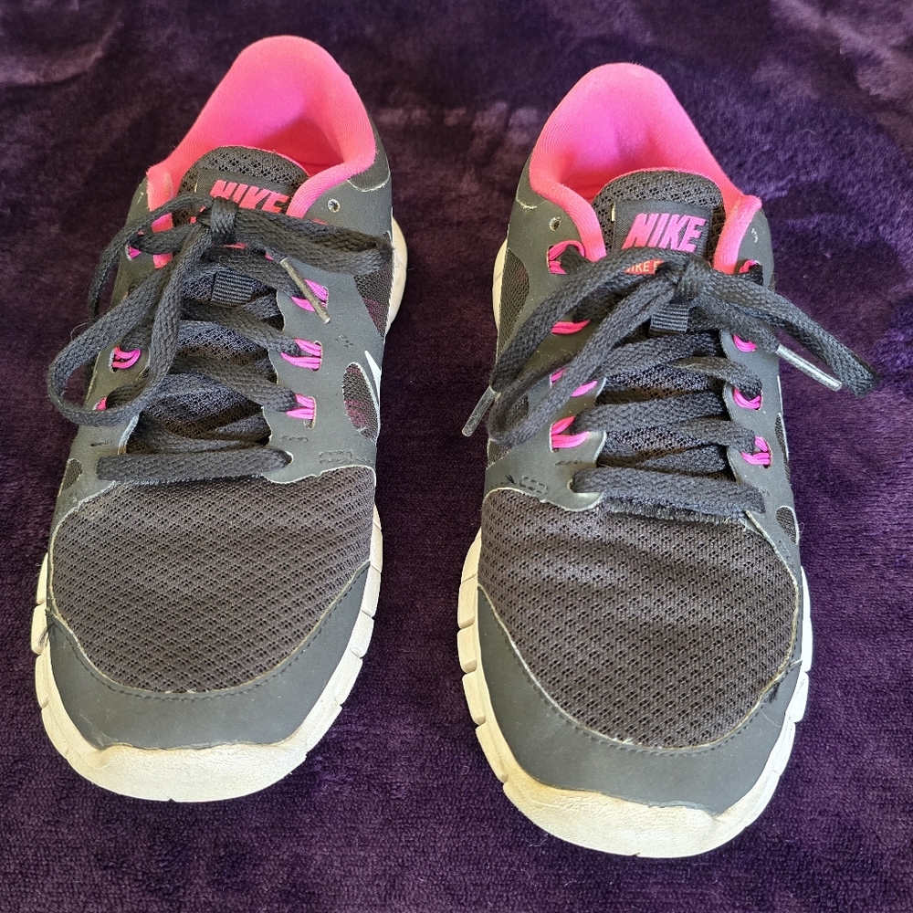 Nike Black and Pink Sneakers | Big Kid Size 3.5 - Picture 3 of 13